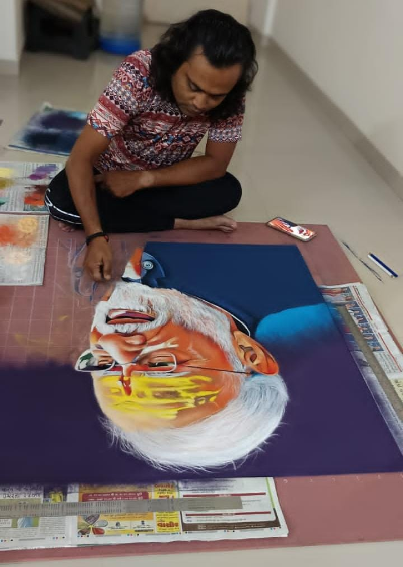 વડાપ્રધાનના જન્મ દિવસને ઉજવતું ગુજરાત ગાંધીનગરમાં PM મોદીના જન્મદિવસે  કલાકારે બનાવ્યું રંગોળીમાં પોટ્રેઈટ  વડાપ્રધાનના જન્મ દિવસને ઉજવતા કલાકાર 