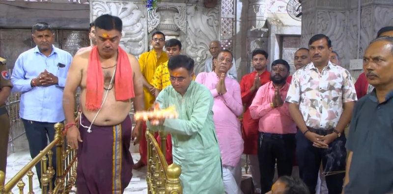 નવરાત્રીના પ્રારંભે આજે પ્રથમ દિવસે શાસ્ત્રોક્ત મંત્રોચ્ચાર સાથે અંબાજી મંદિરમાં ઘટ સ્થાપન કરાયું હતું. વહીવટદાર કૌશિકભાઈ મોદીના હસ્તે કરાયું ઘટ સ્થાપન