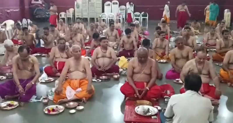 રક્ષાબંધન પ્રસંગે સત્તર તાલુકા બ્રહ્મ સમાજ દ્વારા જનોઈ બદલવાનો ભવ્ય કાર્યક્રમ યોજાયો  શ્રી સર્વમંગલ હોલમાં બ્રહ્મ પરિવારોએ વિધિ વિધાનથી યજ્ઞોપવિત ધારણ કરી