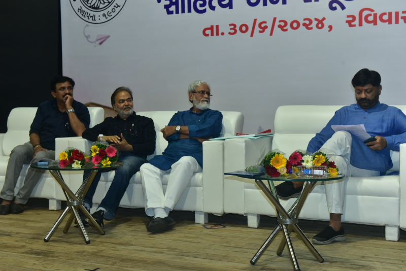 વિશ્વ સોશિયલ મીડિયા દિવસ નિમિત્તે ગુજરાતી સાહિત્ય પરિષદ દ્વારા સાહિત્ય અને સમૂહ માધ્યમો વિષય ઉપર પરિસંવાદનું આયોજન કરવામાં આવ્યું