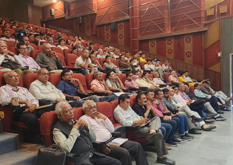 વિશ્વ સોશિયલ મીડિયા દિવસ નિમિત્તે ગુજરાતી સાહિત્ય પરિષદ દ્વારા સાહિત્ય અને સમૂહ માધ્યમો વિષય ઉપર પરિસંવાદનું આયોજન કરવામાં આવ્યું