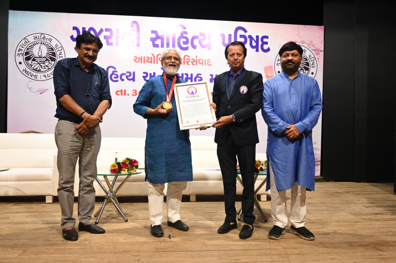 વિશ્વ સોશિયલ મીડિયા દિવસ નિમિત્તે ગુજરાતી સાહિત્ય પરિષદ દ્વારા સાહિત્ય અને સમૂહ માધ્યમો વિષય ઉપર પરિસંવાદનું આયોજન કરવામાં આવ્યું