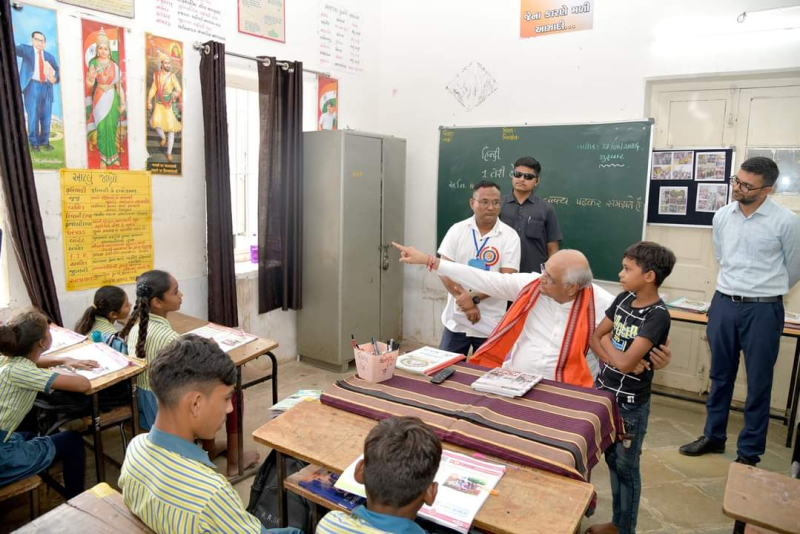 શાળા પ્રવેશોત્સવના બીજા દિવસે મુખ્યમંત્રી ભૂપેન્દ્રભાઇ પટેલે છોટાઉદેપુરની પી.એમ.શ્રી તાલુકા શાળા નં-૧ની લીધી મુલાકાત વિદ્યાર્થીઓને શિલ્ડ એનાયત કરાયા 