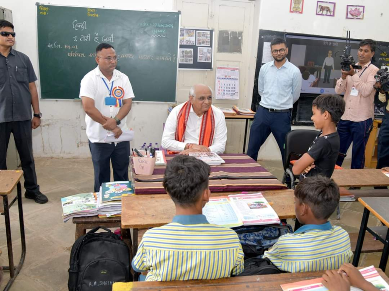 શાળા પ્રવેશોત્સવના બીજા દિવસે મુખ્યમંત્રી ભૂપેન્દ્રભાઇ પટેલે છોટાઉદેપુરની પી.એમ.શ્રી તાલુકા શાળા નં-૧ની લીધી મુલાકાત વિદ્યાર્થીઓને શિલ્ડ એનાયત કરાયા 