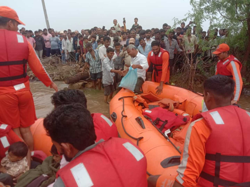  'ઝીરો કેઝ્યુલિટી' સાથે કામગીરી રાજ્યમાં NDRF અને SDRFની ટીમ દ્વારા બચાવ અને રાહત રેસ્ક્યુ કામગીરી વિશ્વામિત્રી નદીમાં જળસ્તર વધતા લોકોનું કરાયું સ્થળાંતર