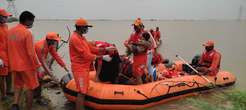  'ઝીરો કેઝ્યુલિટી' સાથે કામગીરી રાજ્યમાં NDRF અને SDRFની ટીમ દ્વારા બચાવ અને રાહત રેસ્ક્યુ કામગીરી વિશ્વામિત્રી નદીમાં જળસ્તર વધતા લોકોનું કરાયું સ્થળાંતર