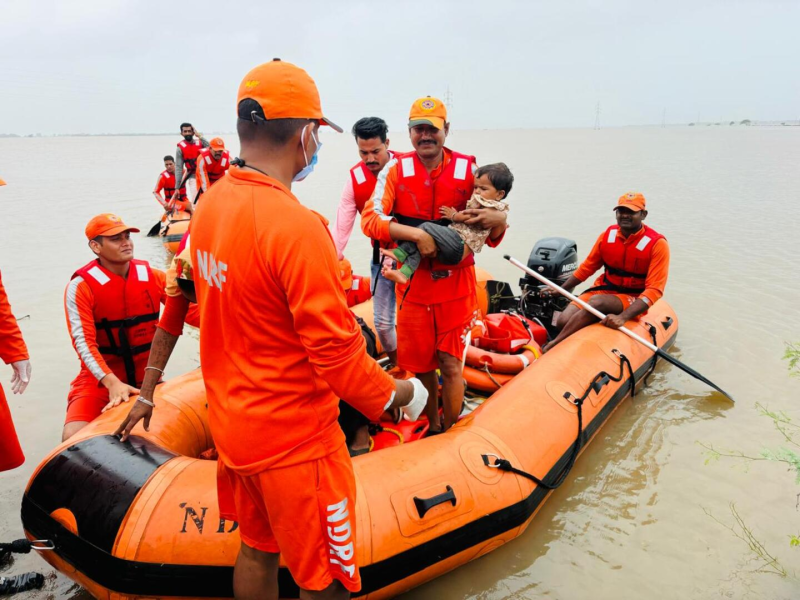 'ઝીરો કેઝ્યુલિટી' સાથે કામગીરી રાજ્યમાં NDRF અને SDRFની ટીમ દ્વારા બચાવ અને રાહત રેસ્ક્યુ કામગીરી વિશ્વામિત્રી નદીમાં જળસ્તર વધતા લોકોનું કરાયું સ્થળાંતર