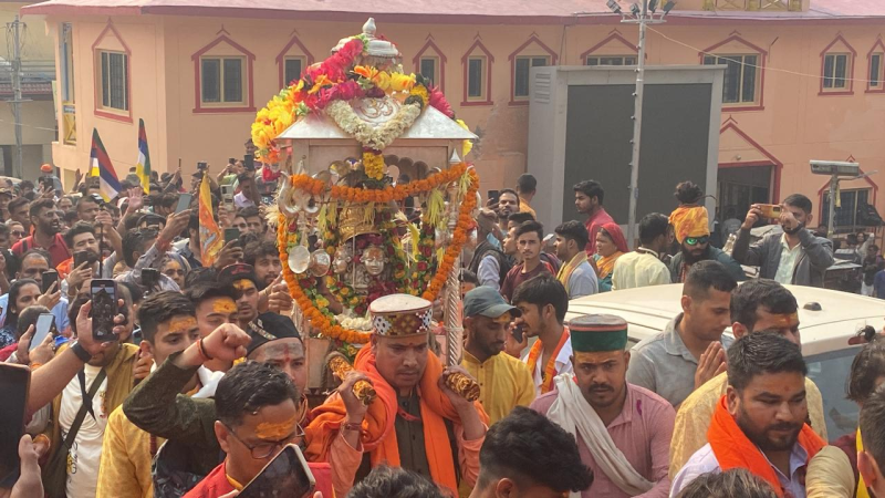 પાણીની બોટલના રૂ.50, શૌચાલય જવાના 100 વસૂલતા તકવાદીઓ ચારધામની યાત્રામાં ફસાયેલા ભક્તો સાથે ઉઘાડી લૂંટ! ઉત્તરાખંડમાં ચારધામ યાત્રામાં શ્રદ્ધાળુઓની ભારે ભીડને કારણે તમામ વ્યવસ્થાઓ ખોરવાઈ 