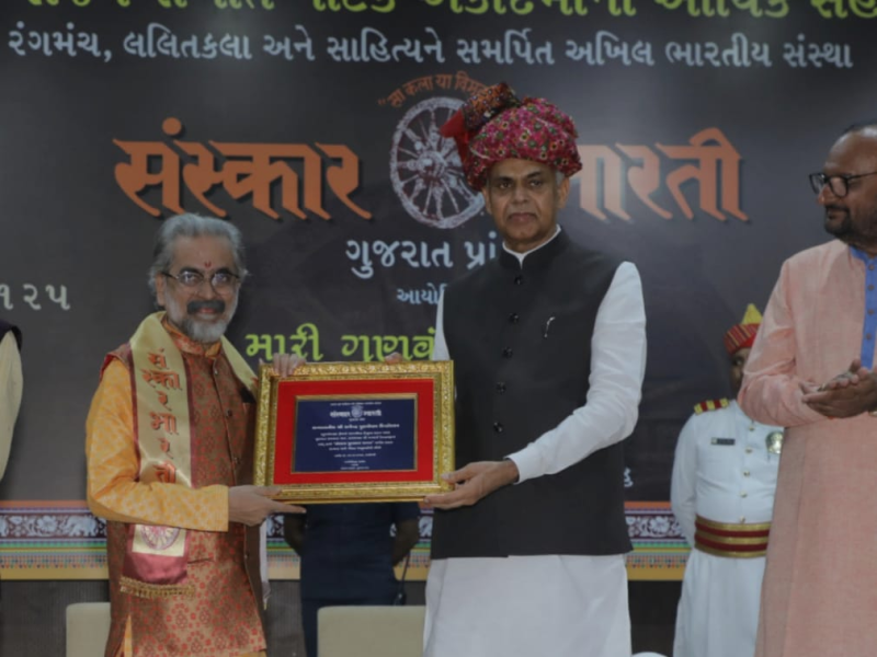 રાજ્યપાલ આચાર્ય દેવવ્રતજીના વરદ હસ્તે ગુજરાતનું ગૌરવ ચિત્રકાર રાજેન્દ્ર પી. દિન્ડોરકર સંસ્કાર વિભૂષણ એવોર્ડ,માનપત્ર અને રોકડ પુરસ્કારથી સન્માનિત 