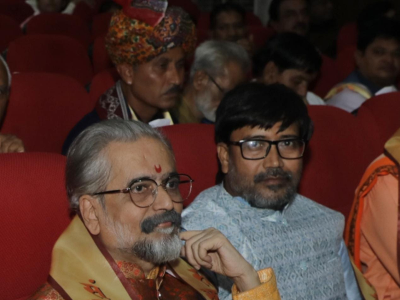 રાજ્યપાલ આચાર્ય દેવવ્રતજીના વરદ હસ્તે ગુજરાતનું ગૌરવ ચિત્રકાર રાજેન્દ્ર પી. દિન્ડોરકર સંસ્કાર વિભૂષણ એવોર્ડ,માનપત્ર અને રોકડ પુરસ્કારથી સન્માનિત 