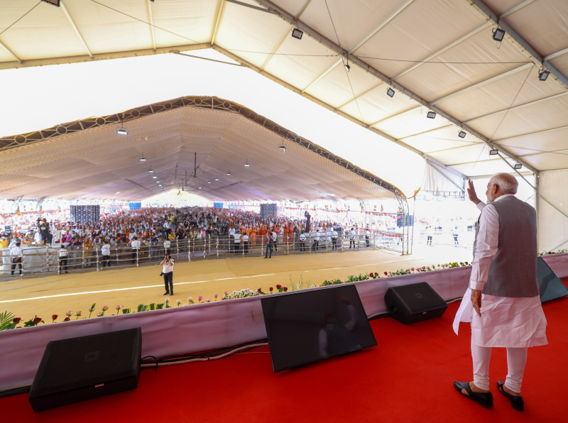 જૂનાગઢમાં જય ગિરનારીના નાદ સાથે પીએમ મોદીએ સભાની શરુઆત કરી મેં ક્યારેય પાછું વાળીને જોયું નથી : PM મોદી.  કોંગ્રેસ માટે આ ચૂંટણી ભગવાન પ્રભુ શ્રી રામ સામે લડવાની ચૂંટણી છે. ભગવાન રામને હરાવીને તેઓ કોને જીતવા માગે છે?