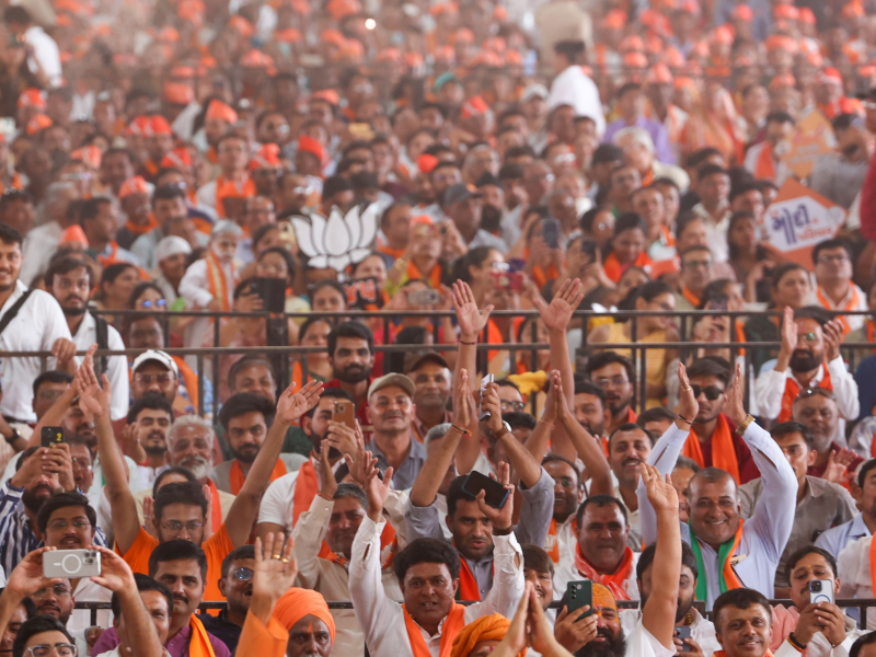 જૂનાગઢમાં જય ગિરનારીના નાદ સાથે પીએમ મોદીએ સભાની શરુઆત કરી મેં ક્યારેય પાછું વાળીને જોયું નથી : PM મોદી.  કોંગ્રેસ માટે આ ચૂંટણી ભગવાન પ્રભુ શ્રી રામ સામે લડવાની ચૂંટણી છે. ભગવાન રામને હરાવીને તેઓ કોને જીતવા માગે છે?