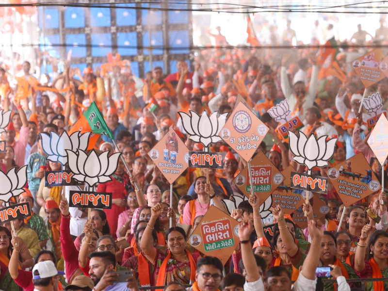 જૂનાગઢમાં જય ગિરનારીના નાદ સાથે પીએમ મોદીએ સભાની શરુઆત કરી મેં ક્યારેય પાછું વાળીને જોયું નથી : PM મોદી.  કોંગ્રેસ માટે આ ચૂંટણી ભગવાન પ્રભુ શ્રી રામ સામે લડવાની ચૂંટણી છે. ભગવાન રામને હરાવીને તેઓ કોને જીતવા માગે છે?