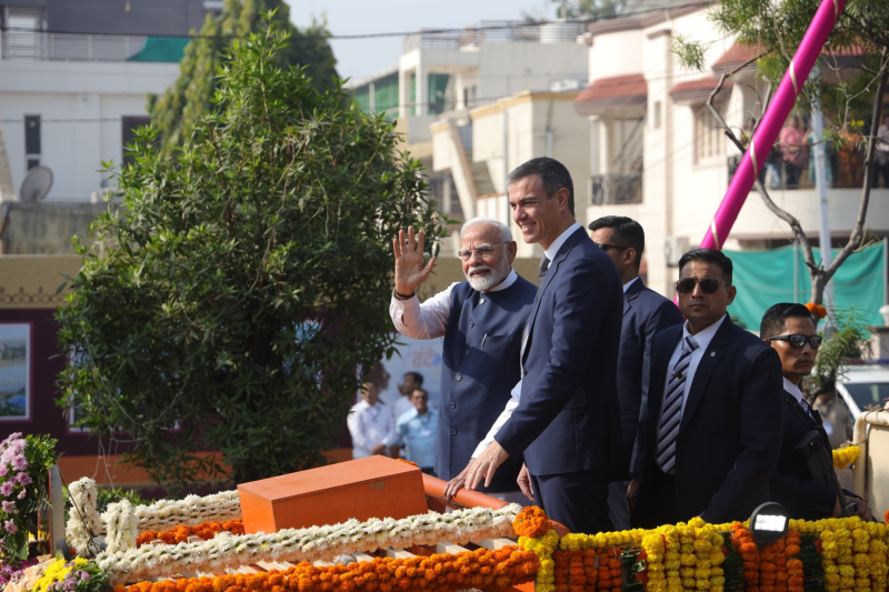 પ્રધાનમંત્રી નરેન્દ્ર મોદી અને સ્પેનના PM પેડ્રો સાંચેઝ વડોદરા વિમાની મથકથી ટાટાએરક્રાફ્ટના કાર્યક્રમ સ્થળ સુધી ખુલ્લી જીપમાં ભવ્ય રોડ શો યોજાયો 