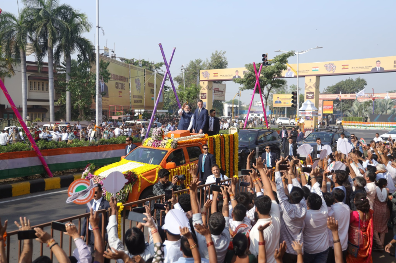 પ્રધાનમંત્રી નરેન્દ્ર મોદી અને સ્પેનના PM પેડ્રો સાંચેઝ વડોદરા વિમાની મથકથી ટાટાએરક્રાફ્ટના કાર્યક્રમ સ્થળ સુધી ખુલ્લી જીપમાં ભવ્ય રોડ શો યોજાયો 