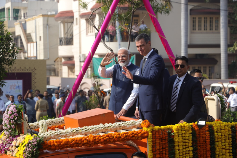 પ્રધાનમંત્રી નરેન્દ્ર મોદી અને સ્પેનના PM પેડ્રો સાંચેઝ વડોદરા વિમાની મથકથી ટાટાએરક્રાફ્ટના કાર્યક્રમ સ્થળ સુધી ખુલ્લી જીપમાં ભવ્ય રોડ શો યોજાયો 