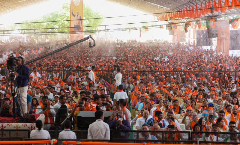 લોકસભા ચૂંટણીના પ્રચાર માટે વડાપ્રધાન મોદીએ આણંદમાં જનસભા સંબોધી કોંગ્રેસના 60 વર્ષના શાસનમાં ભારતની 60 ટકા ગ્રામીણ વસ્તી પાસે શૌચાલય નહોતું, 10 વર્ષમાં અમે બનાવ્યા