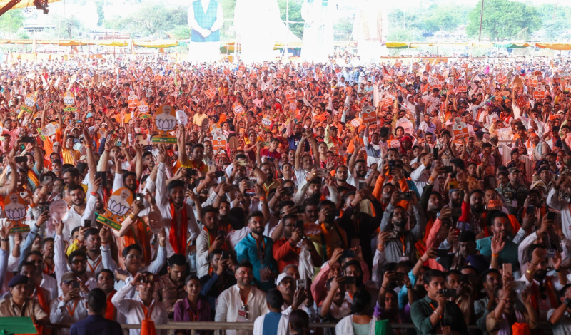 વડાપ્રધાન નરેન્દ્ર મોદીએ રાજસ્થાન અને છત્તીસગઢમાં ચૂંટણી રેલીઓને સંબોધન કરતા કોંગ્રેસની ઝાટકણી કાઢી હતી. મોદીએ કોંગ્રેસ પર સંપત્તિ મુસ્લિમોમાં વહેંચવાનો આક્ષેપ તેમણે કહ્યું કે, કોંગ્રેસે દેશમાં એસસી-એસટીની અનામત ઘટાડીને મુસ્લમોને આપવાની યોજના બનાવી હતી