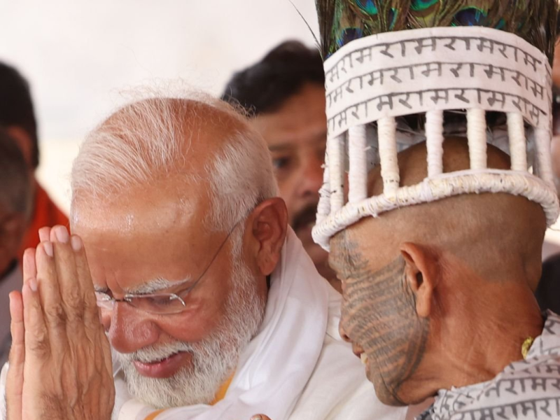 વડાપ્રધાન નરેન્દ્ર મોદીએ રાજસ્થાન અને છત્તીસગઢમાં ચૂંટણી રેલીઓને સંબોધન કરતા કોંગ્રેસની ઝાટકણી કાઢી હતી. મોદીએ કોંગ્રેસ પર સંપત્તિ મુસ્લિમોમાં વહેંચવાનો આક્ષેપ તેમણે કહ્યું કે, કોંગ્રેસે દેશમાં એસસી-એસટીની અનામત ઘટાડીને મુસ્લમોને આપવાની યોજના બનાવી હતી