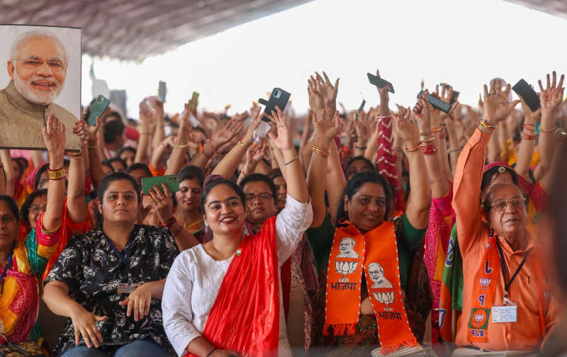 વડાપ્રધાન નરેન્દ્ર મોદીએ ઉત્તર પ્રદેશમાં લોકસભાની ચૂંટણીનો પ્રચાર,PMમોદીએ દાવો કર્યો હતો કે વિપક્ષ જનતાની સંપત્તિ પર કબજો કરીને તેને વહેચવા માગે છે.