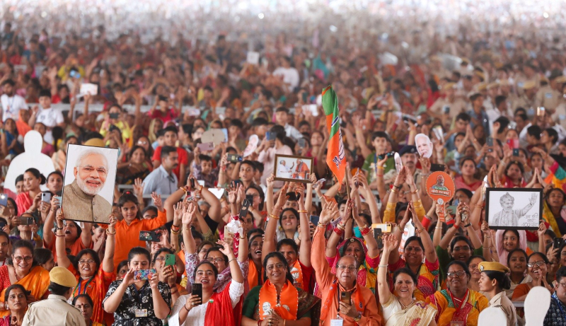 વડાપ્રધાન નરેન્દ્ર મોદીએ ઉત્તર પ્રદેશમાં લોકસભાની ચૂંટણીનો પ્રચાર,PMમોદીએ દાવો કર્યો હતો કે વિપક્ષ જનતાની સંપત્તિ પર કબજો કરીને તેને વહેચવા માગે છે.