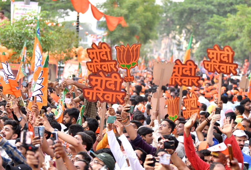 काशी में प्रधानमंत्री नरेंद्र मोदी ने मेगा रोड शो किया। पांच लाख लोग इसके साक्षी बने।रोड शो के बाद सोशल मीडिया पर पीएम मोदी ने भावुक पोस्ट की।