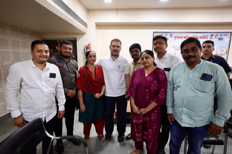 ગુજરાતમાં રાહુલ ગાંધીએ કર્યા આકરા પ્રહાર  રાહુલ ગાંધીએ ભાજપને હરાવવા કાર્યકર્તાઓને આહવાન કર્યું  આપણે નફરત નહીં પ્રેમથી ભાજપને હરાવવાનું છે 