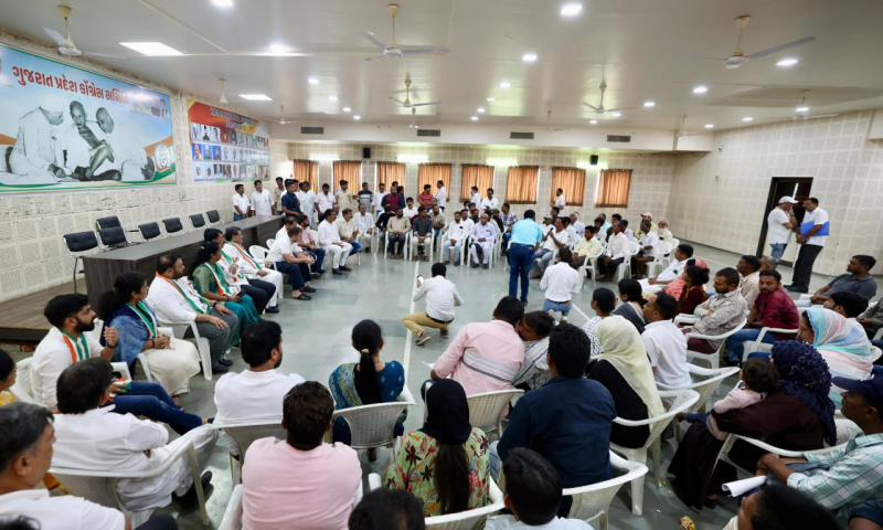 ગુજરાતમાં રાહુલ ગાંધીએ કર્યા આકરા પ્રહાર  રાહુલ ગાંધીએ ભાજપને હરાવવા કાર્યકર્તાઓને આહવાન કર્યું  આપણે નફરત નહીં પ્રેમથી ભાજપને હરાવવાનું છે 