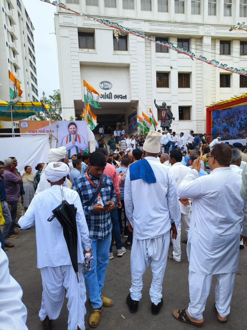 ગુજરાતમાં રાહુલ ગાંધીએ કર્યા આકરા પ્રહાર રાહુલ ગાંધીએ ભાજપને હરાવવા કાર્યકર્તાઓને આહવાન કર્યું આપણે નફરત નહીં પ્રેમથી ભાજપને હરાવવાનું છે