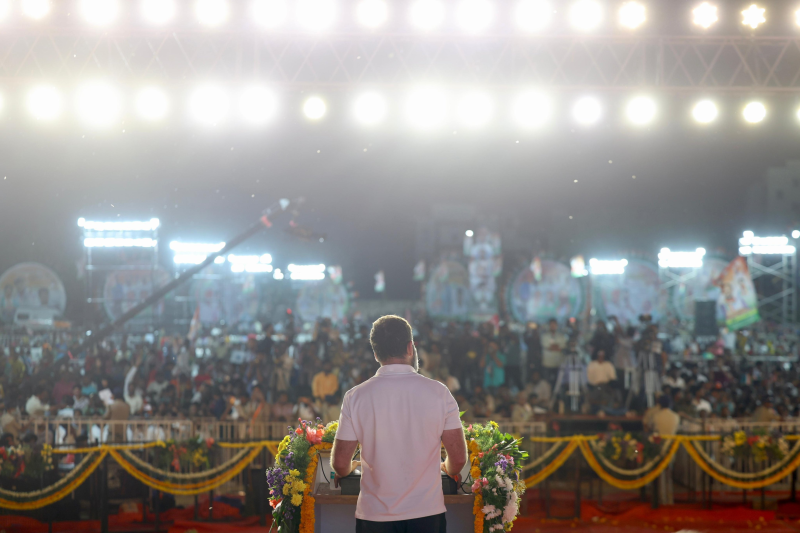 રાહુલ ગાંધીએ કહ્યું કે 'લખી લો, ઉત્તર પ્રદેશમાં I.N.D.I.A. ગઠબંધનનું તોફાન આવી રહ્યું છે. રાહુલ ગાંધીએ ઉત્તર પ્રદેશના કન્નૌજમાં અખિલેશ યાદવની રેલીને સંબોધિત કરતા ભાજપ અને વડાપ્રધાન મોદી પર આકરા પ્રહારો કર્યા . 