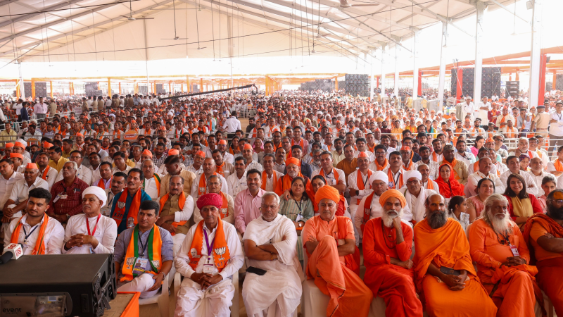 રાજકોટ બેઠક પર ભાજપે પ્રથમવાર સંસદીય ક્ષેત્ર બહારના ઉમેદવાર પસંદ કરવાની સાથે પ્રચારનું રૂપ પણ બદલાયું છે. રાજકોટની મોદીને ગેરેંટી સૂત્રો જોવા મળ્યા 