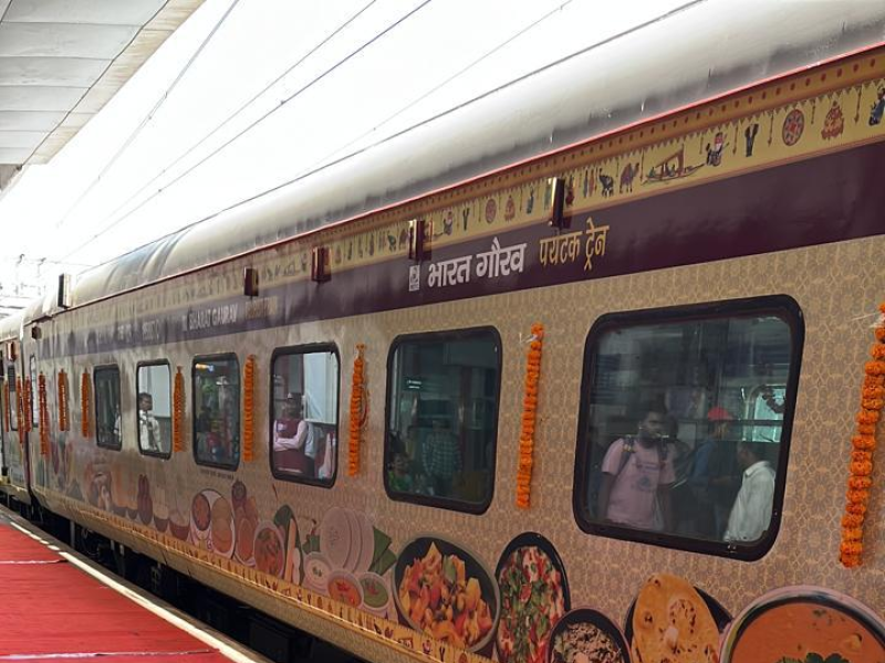 रक्षाबंधन त्योहार को लेकर रेलवे ने दिल्ली से माता वैष्णो देवी कटरा के लिए तीन स्पेशल ट्रेन चलाने का निर्णय लिया है। इनमें दो ट्रेन नई दिल्ली से चलेगी और तीसरी वैष्णो देवी-दिल्ली जंक्शन-वाराणसी के बीच चलेगी।