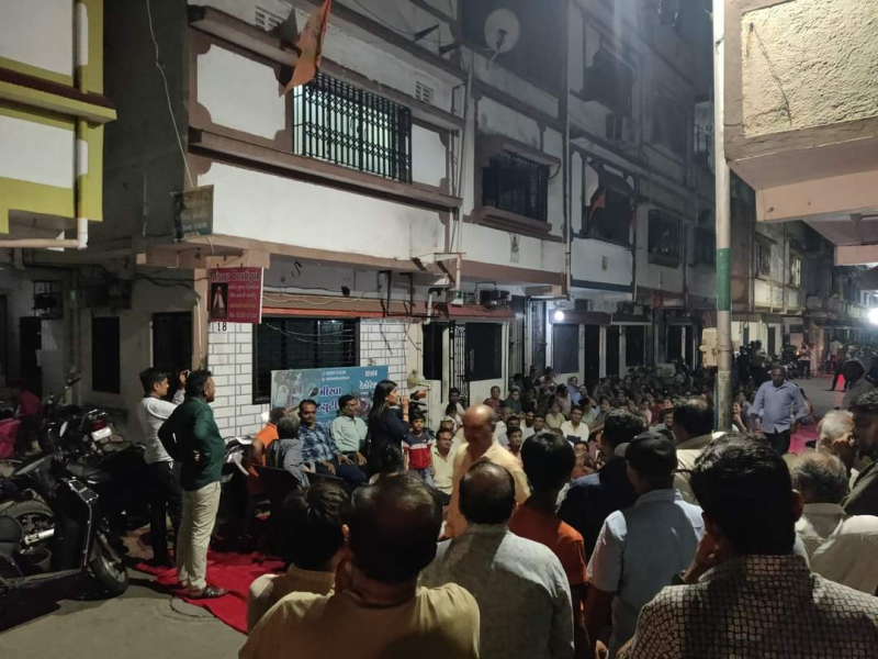 સ્માર્ટ મીટર બાબતે સુરત મહાનગરપાલિકાના વિપક્ષ નેતા પાયલબેન સાકરીયાએ સાથી કોર્પોરેટરો સાથે પુણાગામ વિસ્તારની અલગ અલગ સોસાયટીઓમાં મિટિંગ કરી 