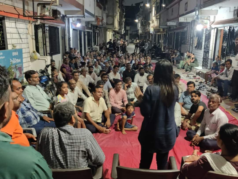 સ્માર્ટ મીટર બાબતે સુરત મહાનગરપાલિકાના વિપક્ષ નેતા પાયલબેન સાકરીયાએ સાથી કોર્પોરેટરો સાથે પુણાગામ વિસ્તારની અલગ અલગ સોસાયટીઓમાં મિટિંગ કરી 
