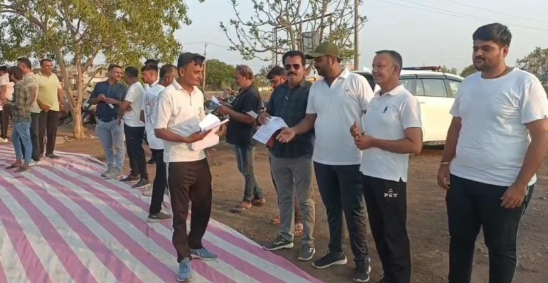 જામ ખંભાળીયામાં પોલીસની બોલિંગ પર જનતાએ કરી ફટકાબાજી  પોલીસ તંત્ર અને જનતા વચ્ચે ટ્રાફિક જાગૃતિના હેતુ સાથે રોયલ કપ ક્રિકેટ ટુર્નામેન્ટ યોજાઈ .12 ટીમોએ ટુર્નામેન્ટમાં ભાગ લીધો