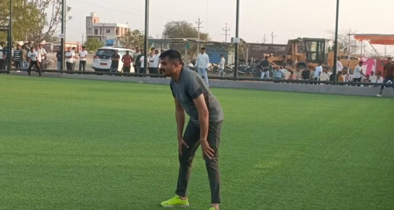 જામ ખંભાળીયામાં પોલીસની બોલિંગ પર જનતાએ કરી ફટકાબાજી  પોલીસ તંત્ર અને જનતા વચ્ચે ટ્રાફિક જાગૃતિના હેતુ સાથે રોયલ કપ ક્રિકેટ ટુર્નામેન્ટ યોજાઈ .12 ટીમોએ ટુર્નામેન્ટમાં ભાગ લીધો