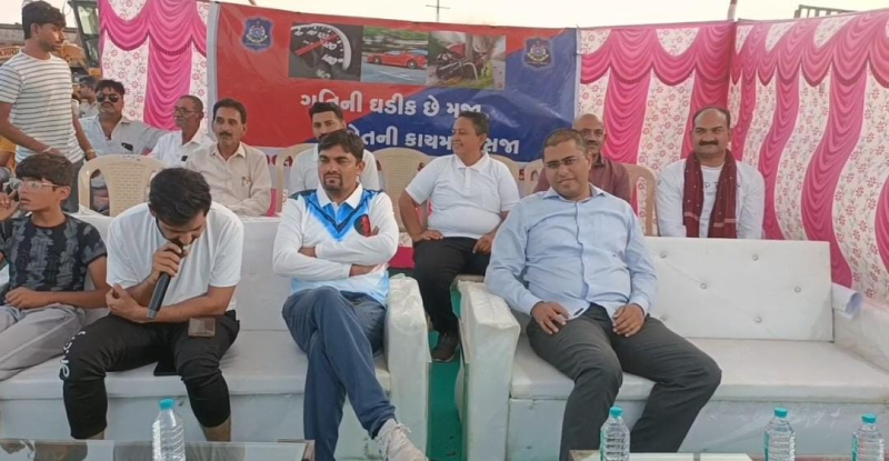 જામ ખંભાળીયામાં પોલીસની બોલિંગ પર જનતાએ કરી ફટકાબાજી  પોલીસ તંત્ર અને જનતા વચ્ચે ટ્રાફિક જાગૃતિના હેતુ સાથે રોયલ કપ ક્રિકેટ ટુર્નામેન્ટ યોજાઈ .12 ટીમોએ ટુર્નામેન્ટમાં ભાગ લીધો
