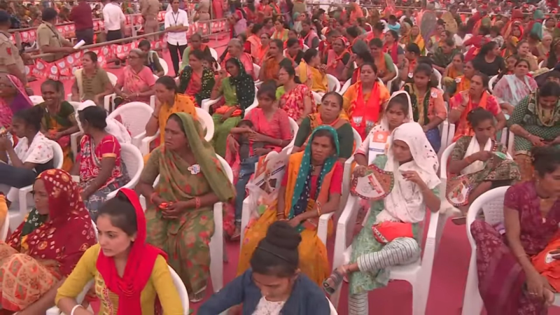વડાપ્રધાન મોદીએ સુરેન્દ્રનગરના લોકોને અપીલ કરતા કહ્યુ કે 7 તારીખે મતદાનના તમામ રેકોર્ડ તૂટવા જોઇએ વડાપ્રધાન મોદી આજે જૂનાગઢ અને જામનગરમાં જનસભા સંબોધશે.
