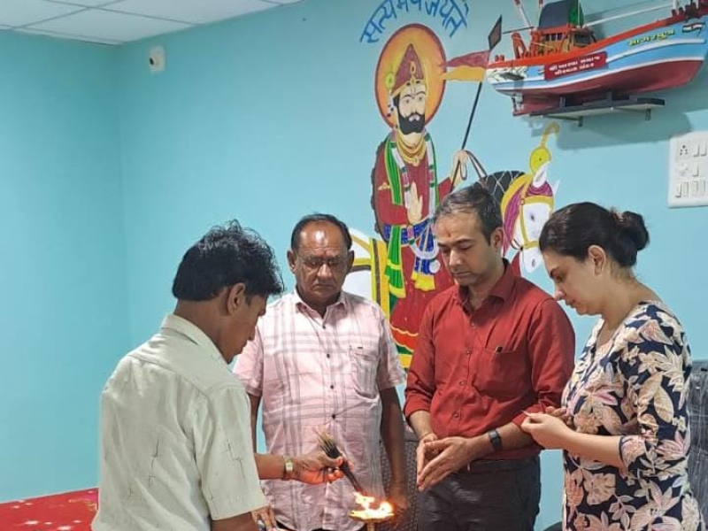 લીલી નાઘેર ચોરવાડ બંદર ખાતે ખારવા સમાજ દ્વારા સ્વરોગ નિદાન કેમ્પ યોજવામાં આવ્યો જેમાં રાજકોટ ના પ્રખ્યાત ડોક્ટરો દ્વારા સેવા આપવામાં આવી