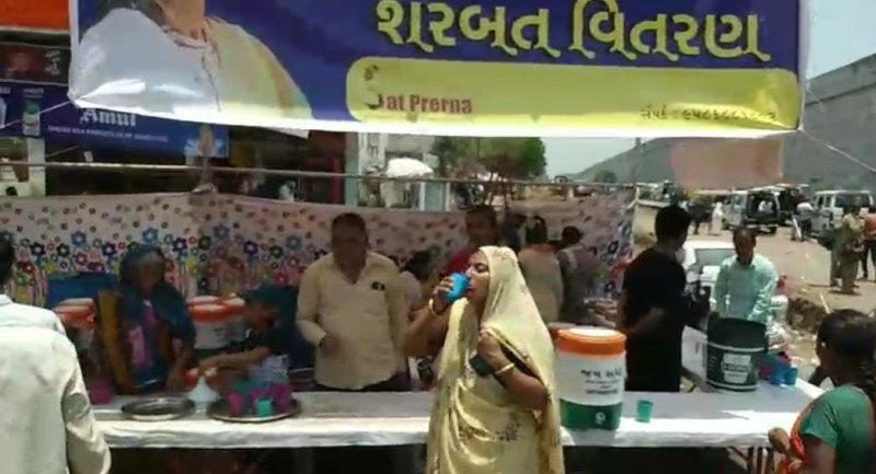 કાળઝાળ ગરમીમાં ઠંડક આપતી સેવા સત પ્રેરણા ટ્રસ્ટ અને શ્રીજી ફાઉન્ડેશન દ્વારા વડોદરા શહેરમાં ૪૦૦૦ લિટર કેસુડાના શરબતનું વિતરણ કરાયું