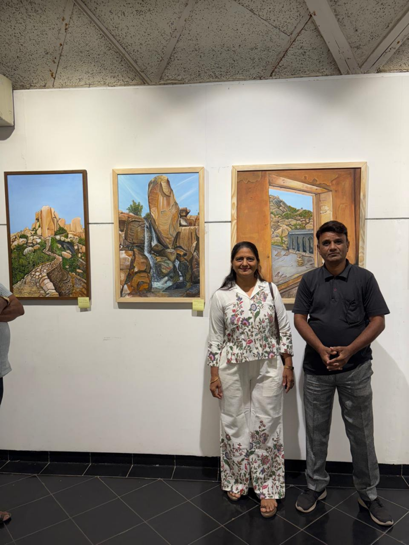 અમદાવાદની ગુફા આર્ટ ગેલેરીમાં યોજાયું સ્ફૂર્તિ -7 આર્ટ એક્ઝિબિશન, મંત્રમુગ્ધથઇ રહ્યા છે કળા ચાહકો  ચિત્રકારોએ ઊભુ કર્યું છે આકર્ષણ 