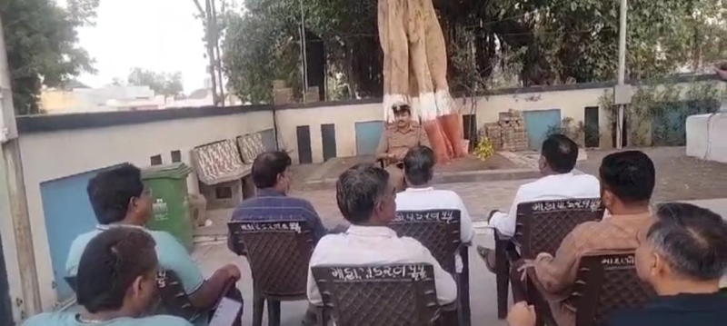 જૂનાગઢ જિલ્લાના માળીયા હાટીના શહેર માં શાંતિ સમિતિની એક બેઠક યોજવામાં આવી પોલીસ મથક ખાતે માળીયા હાટીના પોલીસ PSI દ્વારા હિન્દૂ અને મુસ્લિમ સમાજના આગેવાનો હાજર રહ્યા  