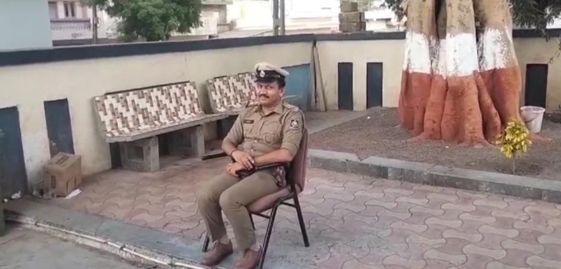 જૂનાગઢ જિલ્લાના માળીયા હાટીના શહેર માં શાંતિ સમિતિની એક બેઠક યોજવામાં આવી પોલીસ મથક ખાતે માળીયા હાટીના પોલીસ PSI દ્વારા હિન્દૂ અને મુસ્લિમ સમાજના આગેવાનો હાજર રહ્યા  
