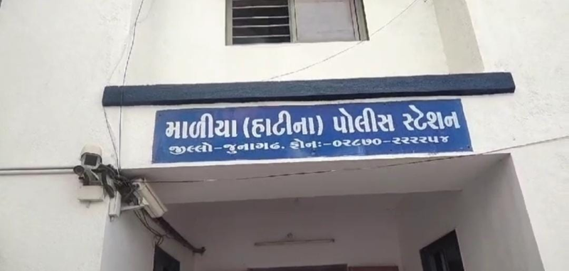 જૂનાગઢ જિલ્લાના માળીયા હાટીના શહેર માં શાંતિ સમિતિની એક બેઠક યોજવામાં આવી પોલીસ મથક ખાતે માળીયા હાટીના પોલીસ PSI દ્વારા હિન્દૂ અને મુસ્લિમ સમાજના આગેવાનો હાજર રહ્યા  
