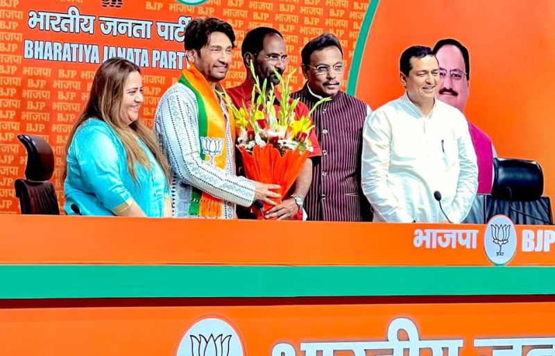 अभिनेता भारतीय जनता पार्टी में शामिल हो गए हैं। शेखर सुमन दिल्ली स्थित भाजपा मुख्यालय में पार्टी में शामिल हुए। शेखर सुमन का कहना है कि कंगना रणौत के लिए प्रचार करने के लिए तैयार हैं। 