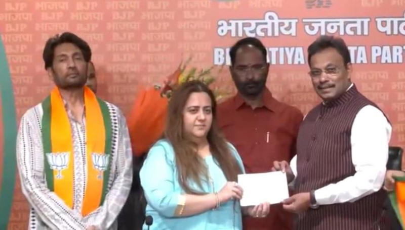 अभिनेता भारतीय जनता पार्टी में शामिल हो गए हैं। शेखर सुमन दिल्ली स्थित भाजपा मुख्यालय में पार्टी में शामिल हुए। शेखर सुमन का कहना है कि कंगना रणौत के लिए प्रचार करने के लिए तैयार हैं। 
