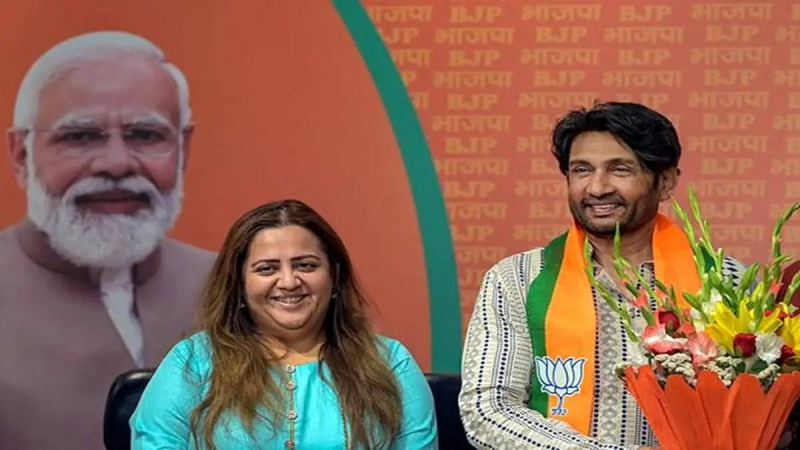 अभिनेता भारतीय जनता पार्टी में शामिल हो गए हैं। शेखर सुमन दिल्ली स्थित भाजपा मुख्यालय में पार्टी में शामिल हुए। शेखर सुमन का कहना है कि कंगना रणौत के लिए प्रचार करने के लिए तैयार हैं। 
