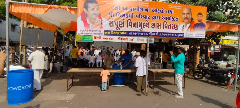 શ્રી આપાગીગાનો ઓટલો અને મીત્ર મંડળ અને નરેન્દ્રબાપુ ગુરૂ જીવરાજબાપુ પેર્ણા દ્વારા આજરોજથી વિનામુલ્યે છાસનું વિતરણ મધ્યમ તેમજ ગરીબ વર્ગના લોકોને આ કાળજાળ ગરમીમાં ઉપયોગી થવાની ભાવનાથી છાસ આપવામાં આવશે. 