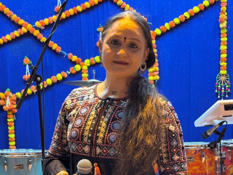 મુસ્લિમ દેશોમાં છેલ્લા 5વર્ષથી માતાજીના ગરબાની રમઝટ અને ગુજરાતની સંસ્કૃતિ ઉજાગર કરતા ગુજરાતના સિંગર ટીના આચાર્ય  ગુજરાતના ગરબાની અસ્મિતા અને પરંપરા જાળવી
