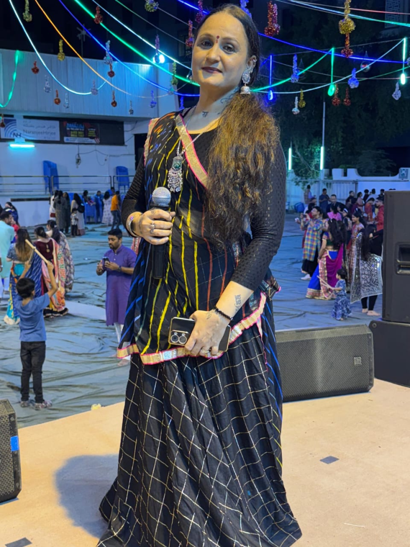 મુસ્લિમ દેશોમાં છેલ્લા 5વર્ષથી માતાજીના ગરબાની રમઝટ અને ગુજરાતની સંસ્કૃતિ ઉજાગર કરતા ગુજરાતના સિંગર ટીના આચાર્ય  ગુજરાતના ગરબાની અસ્મિતા અને પરંપરા જાળવી